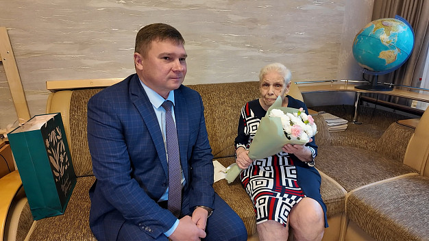 Труженице тыла исполнилось 100 лет: она собрала 80 картин из алмазной мозаики